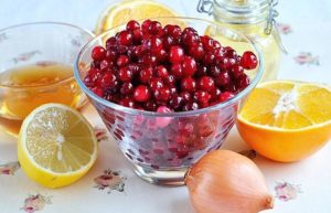 Клюква с медом: рецепт с чесноком, водкой и хреном